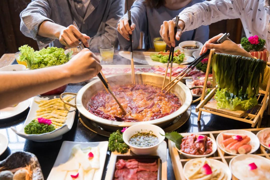  资本“觅食”，餐饮“炼金”