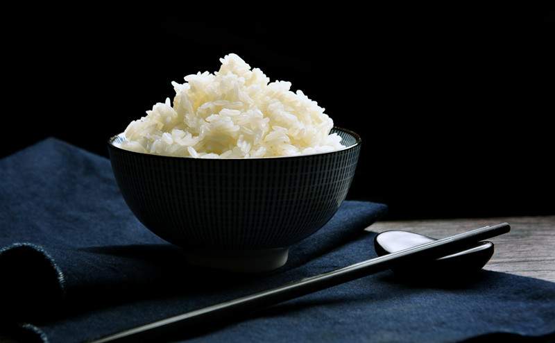 免费续饭餐厅内，环卫工人连添7碗饭惹怒老板？监控还原真相