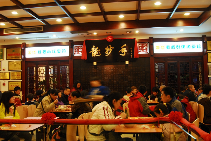 共享店铺，一家餐饮店早中晚时段由三家经营涉嫌违规