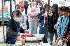 衡阳一煎饼摊前排长队，摊主：请大家理性消费