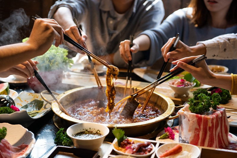 重庆一女子火锅中吃出安全套，商家拒绝私了