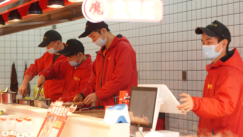 2021餐饮行业大变局：头部品牌遇冷收缩，腰部品牌逆势增长