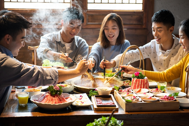 多地餐饮消费升温，团圆家宴、亲朋聚餐仍为主角