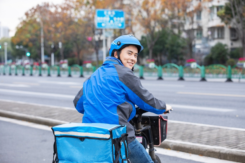 深圳多部门联合为骑手提供免费住宿，外卖小哥终于不用睡桥洞了