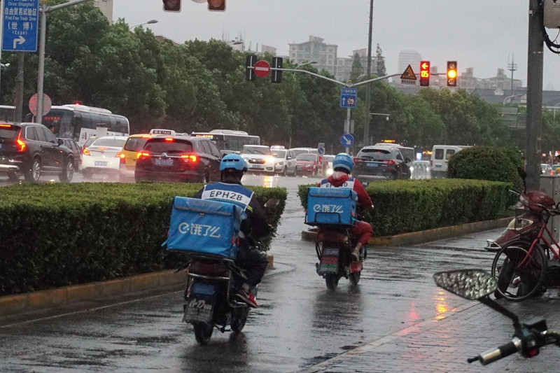 疫情下的上海餐饮业： 堂食“停摆” ，骑手零点冒雨送单