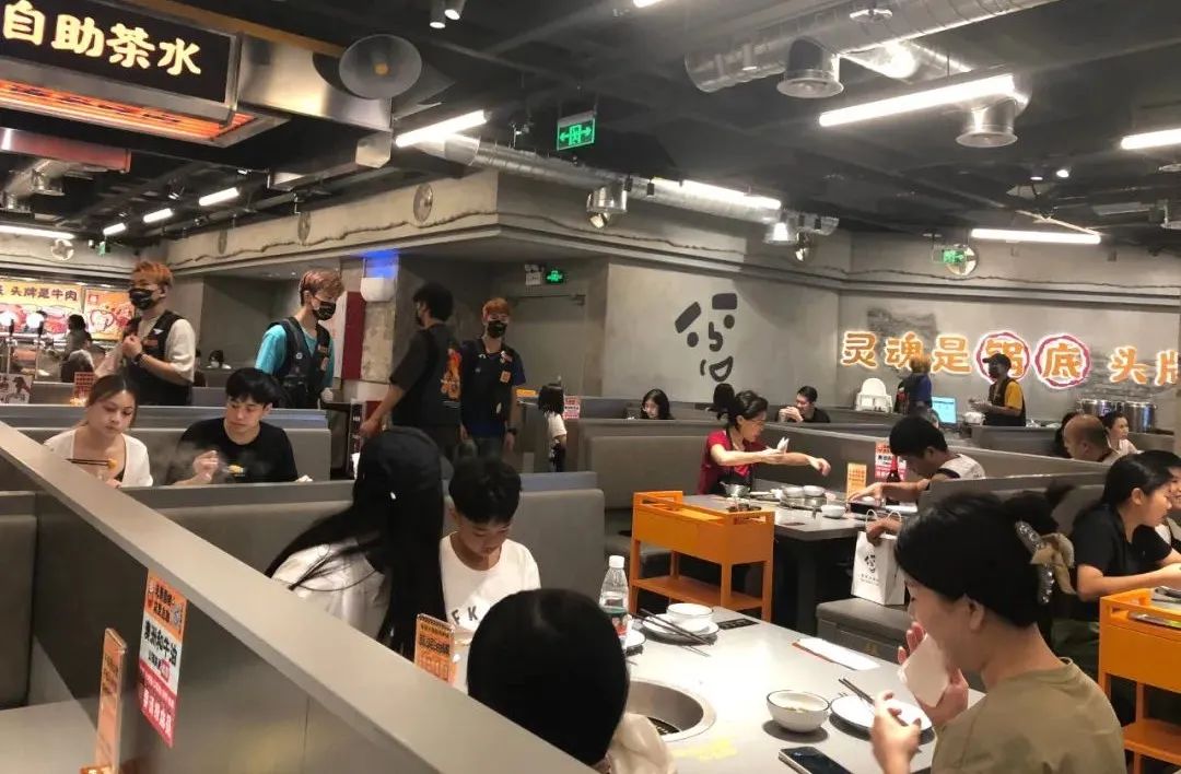 餐饮老板们，消费降级的出路绝不是“价格战”