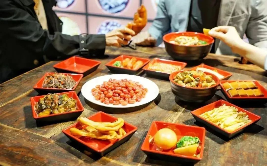 呷哺呷哺新品牌“趁烧”首店落地;海底捞回应小料涨到11元