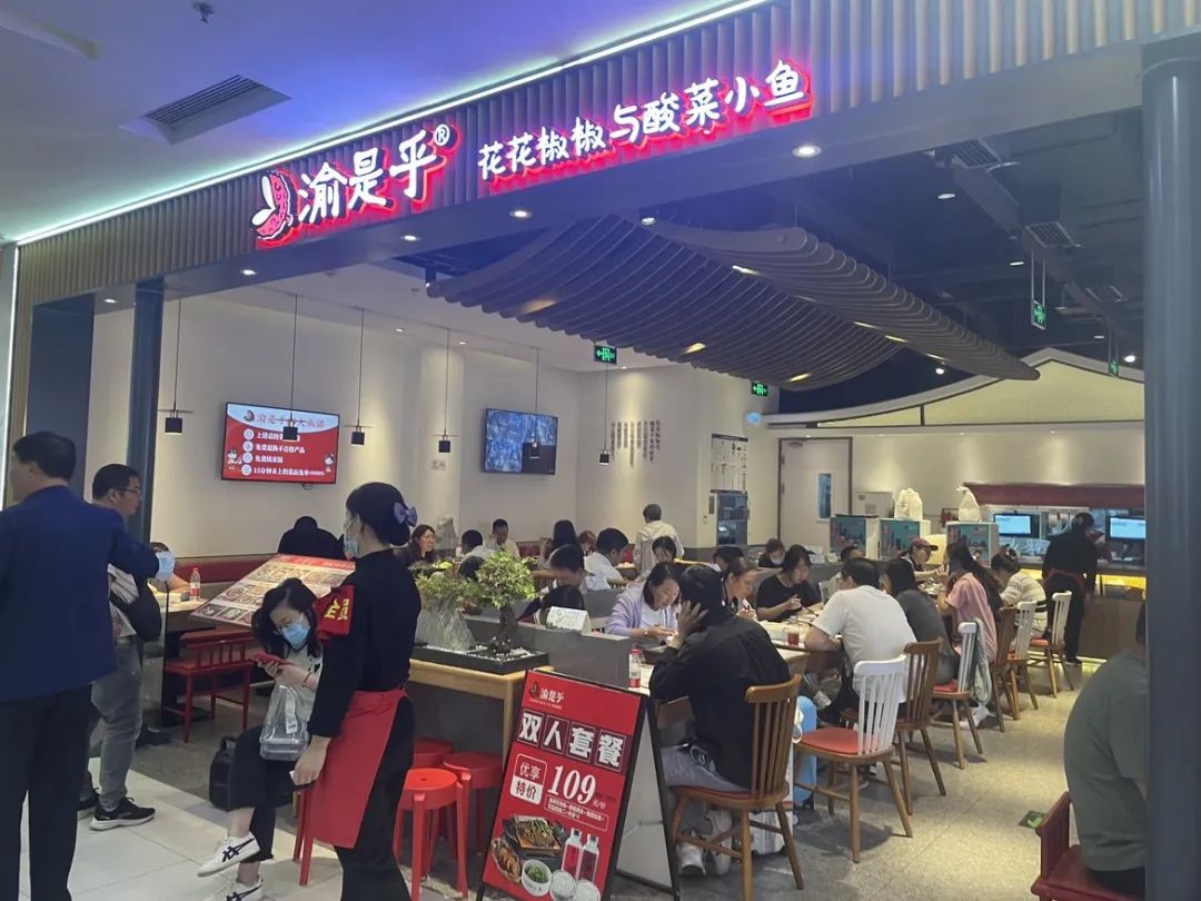 一年倒闭上万家门店，这个赛道变天了？听听从业者们怎么说