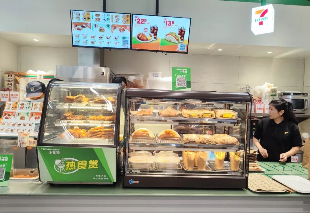 7-11便利店开小食堂，现做现烤现炸，套餐低至9.9 元