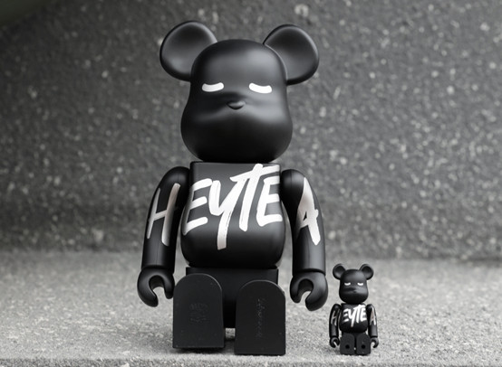 喜茶联动知名潮玩BE@RBRICK，开启酷黑2.0全新潮流体验