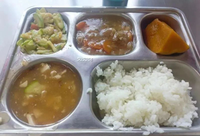 12元餐标的学生餐被指用腐烂食材，还“肉很少”？教育局回应！