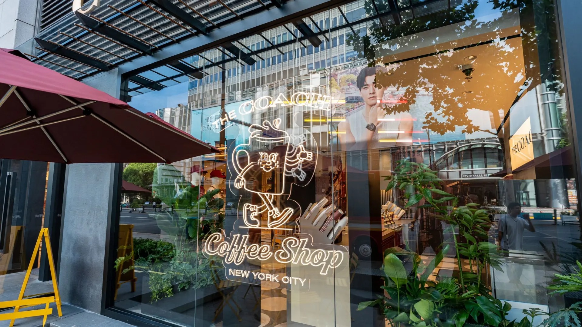 全国首家蔻驰咖啡馆「the COACH Coffee Shop」亮相上海，一杯咖啡最低20元！